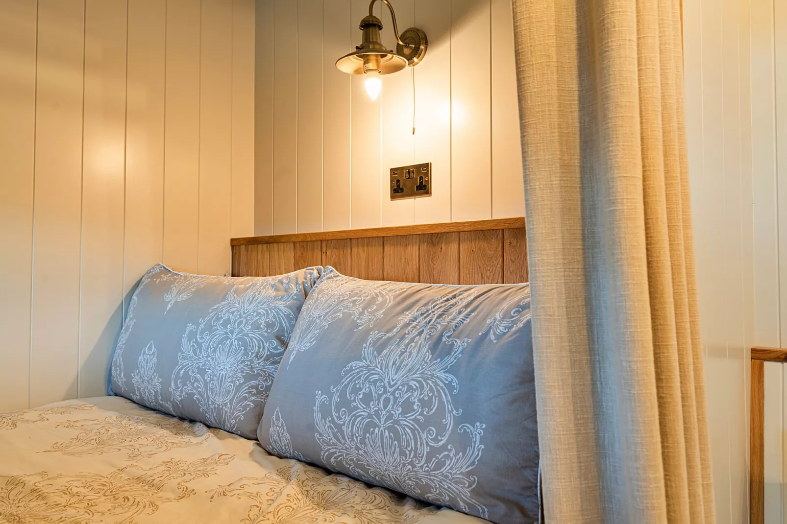 The Shepherd's Hut at Northcombe Farm-Bedroom
