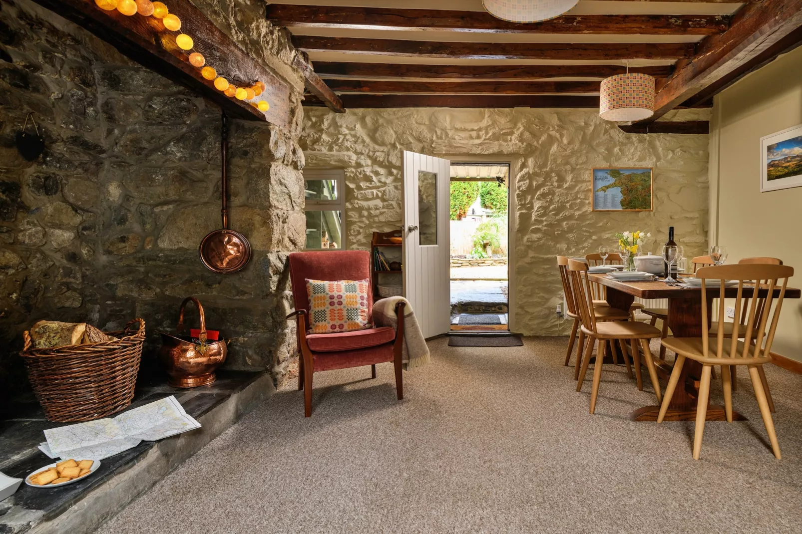 Hope House (Ty-Gobaith)-Living room