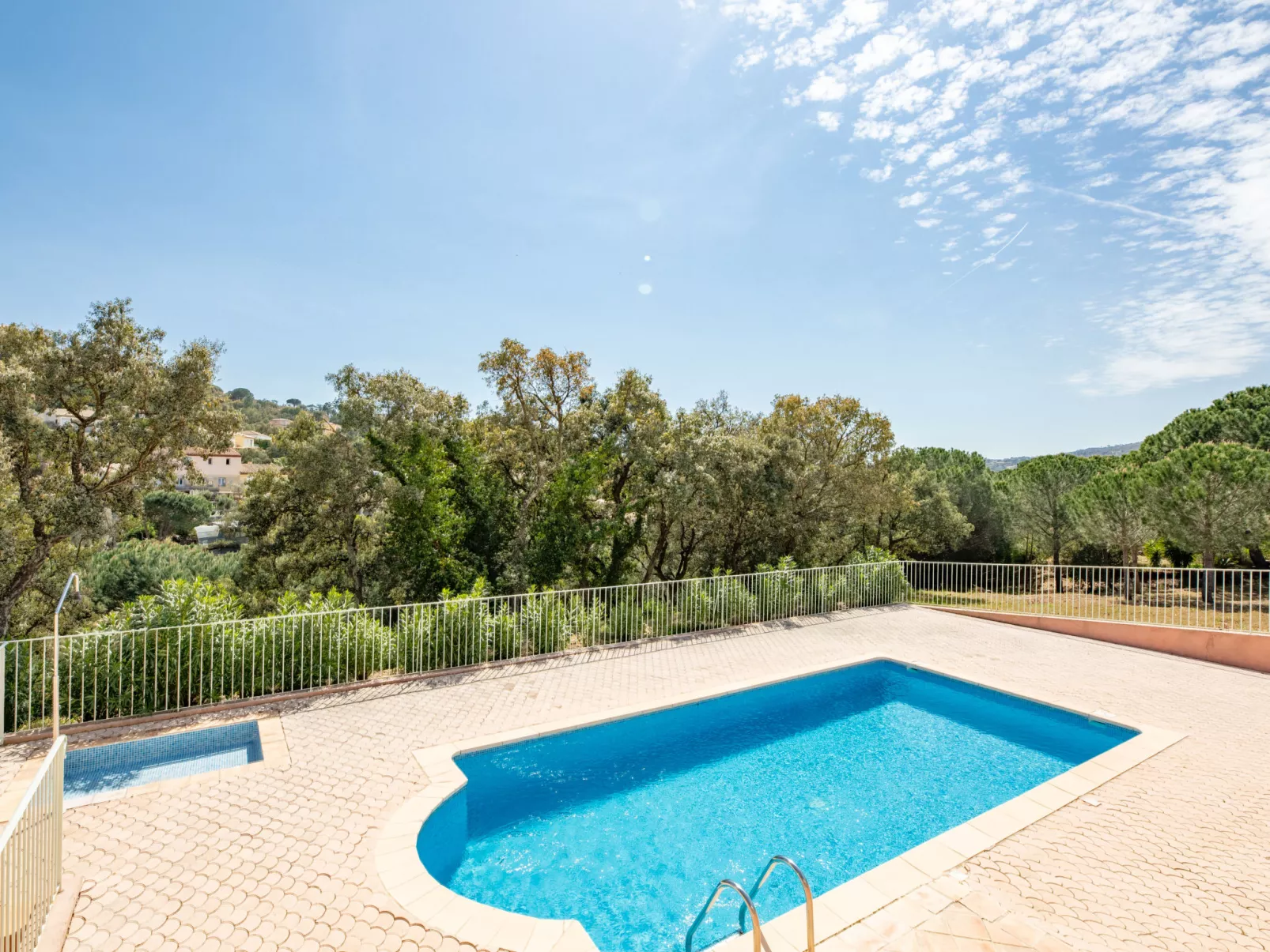La Bastide-Outside