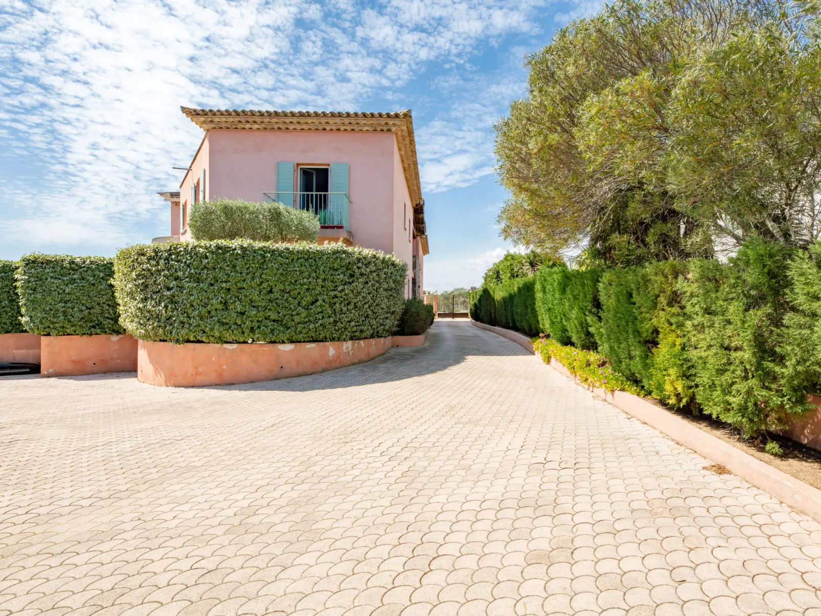 La Bastide-Outside