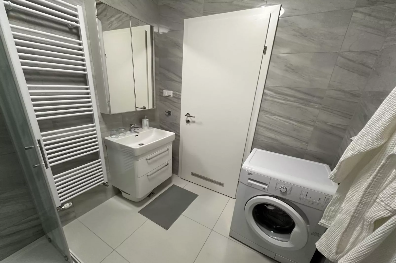 Cozy Retreat in Krapinske Toplice: Comfort and Prime Location with Pivate Parking - One Bedroom Apartment-Bathroom