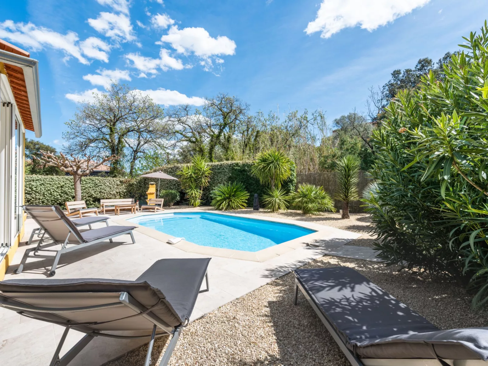 Le Clos du Mûrier-Outside