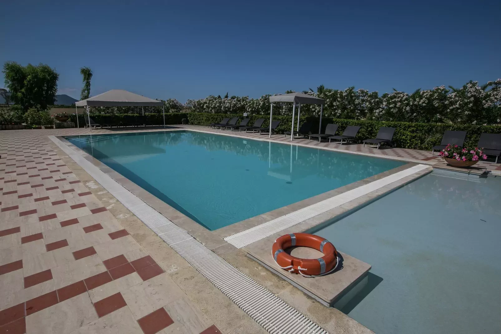 Laurento-Swimming pool