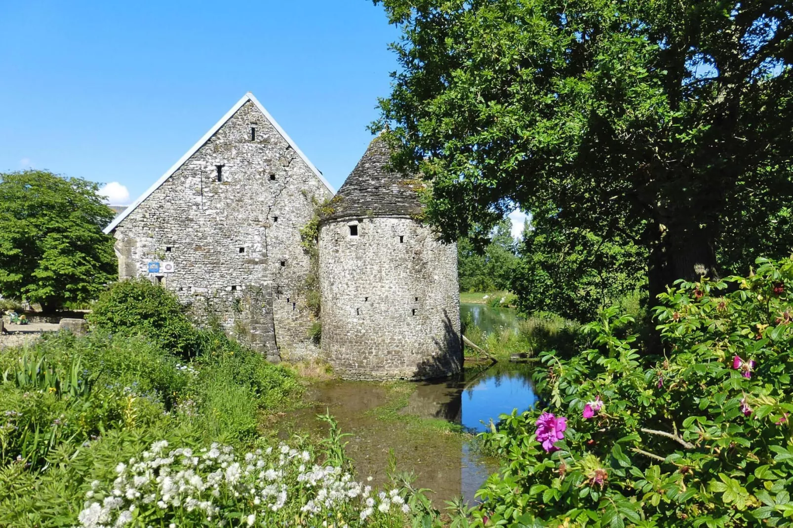 Semi-detached house, Saint-Lô-d'Ourville-Manoir-Gardens summer
