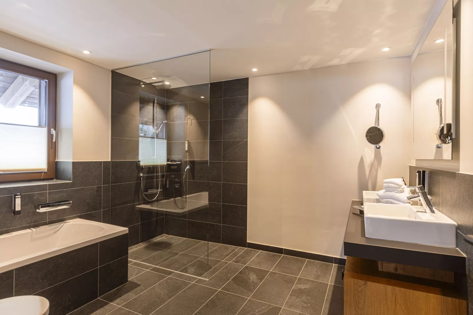 Bergresort Zugspitze Ehrwald 05-Bathroom