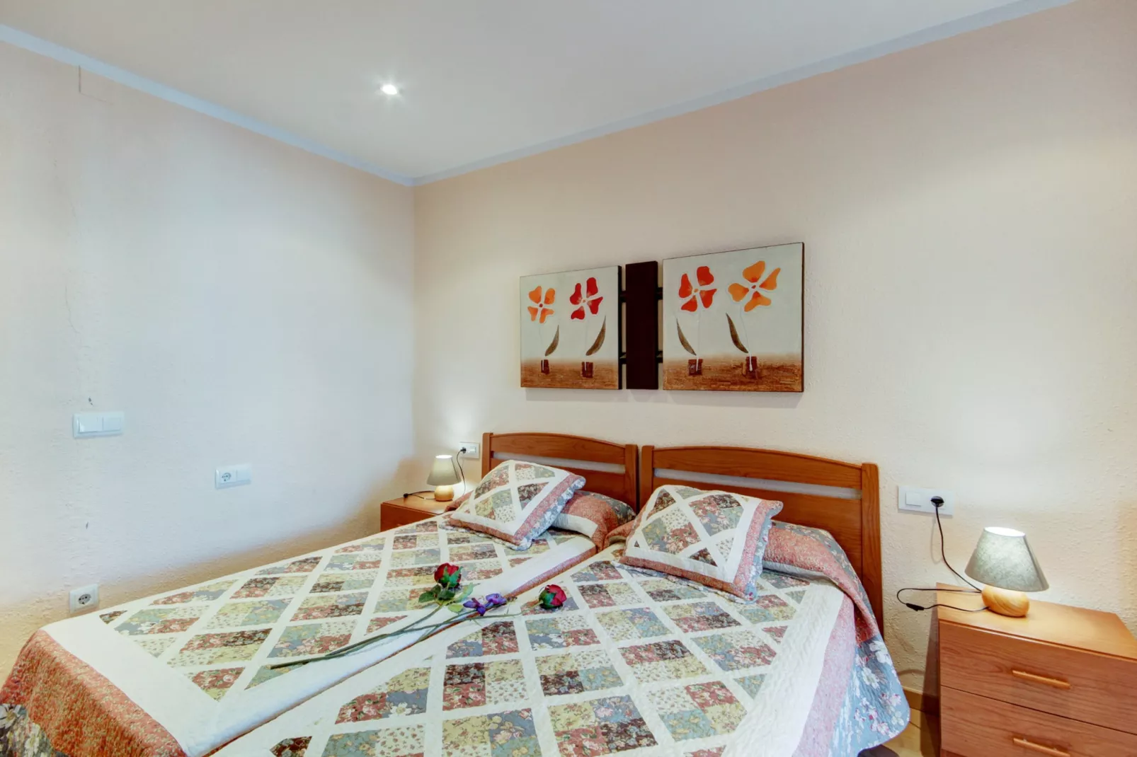 P.C. LLEVANT 3 1 Roses-Bedroom