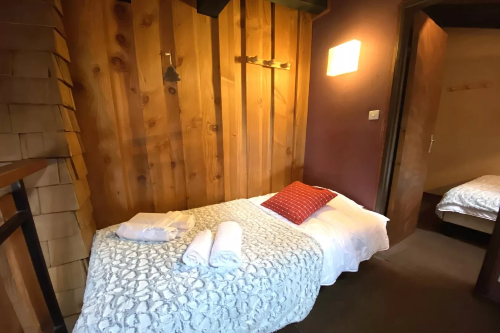 LA POMME DE PIN 2  Appartement avec terrasse-Bedroom