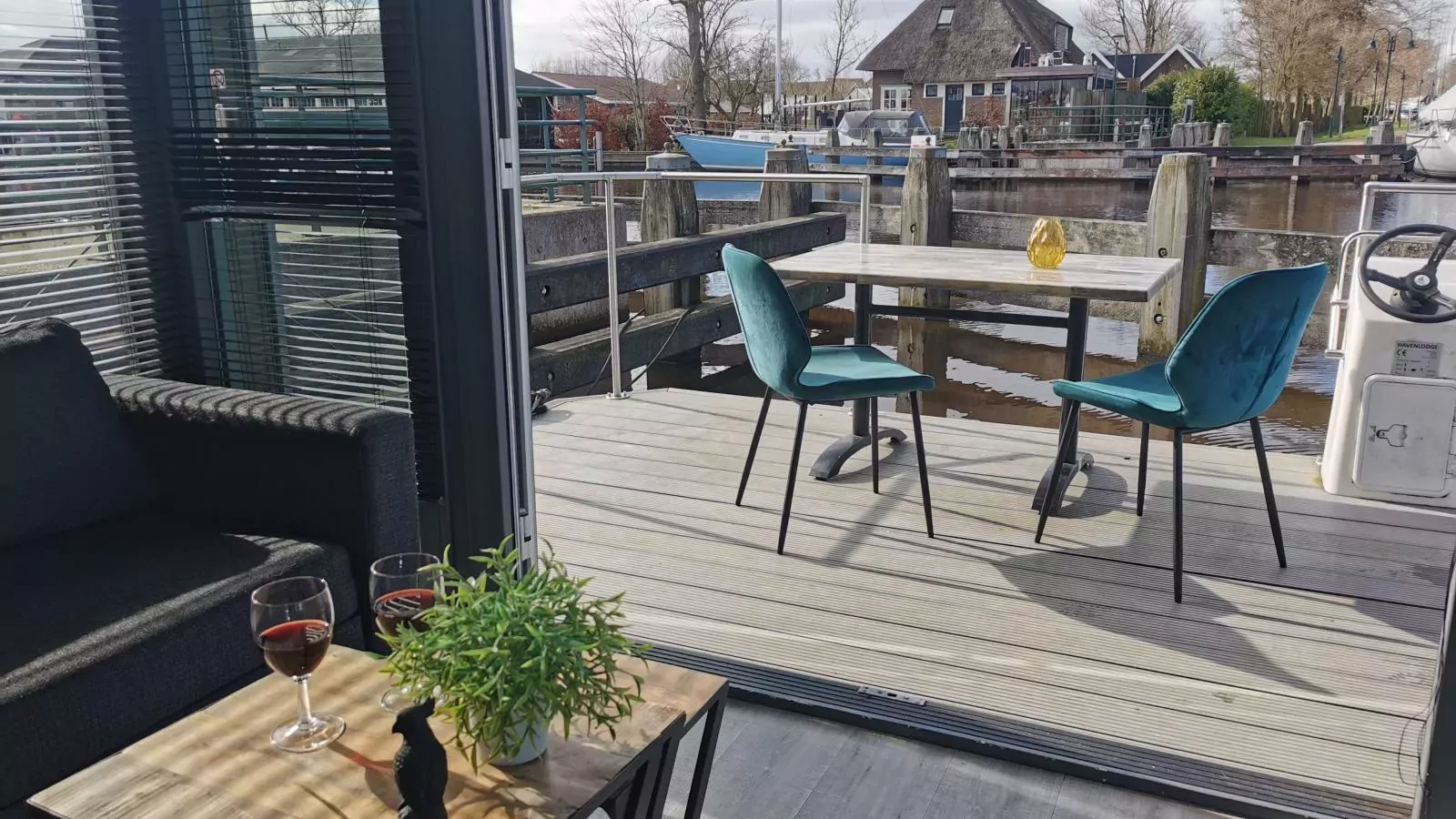Floating in Heeg-Terrace balcony
