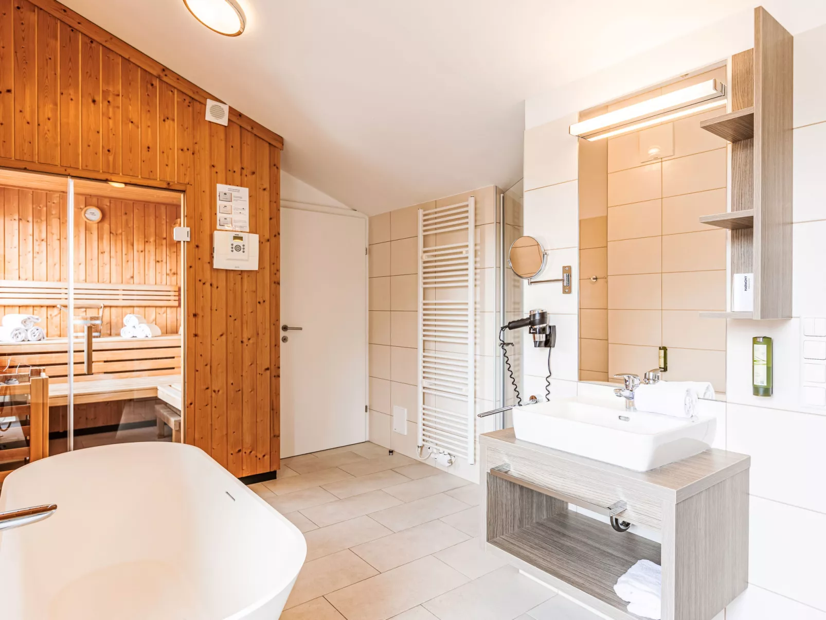Mit 4 Schlafzimmern und Sauna-Drinnen