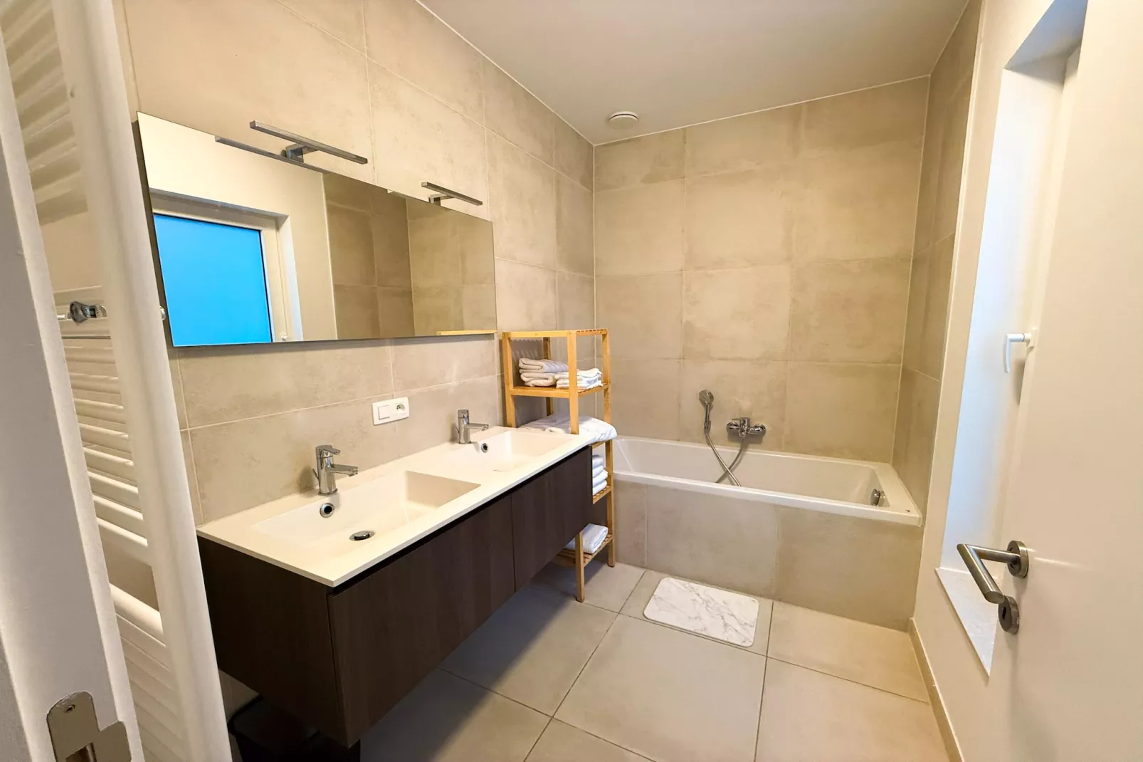 Luxe appartement Montoyer-Bathroom