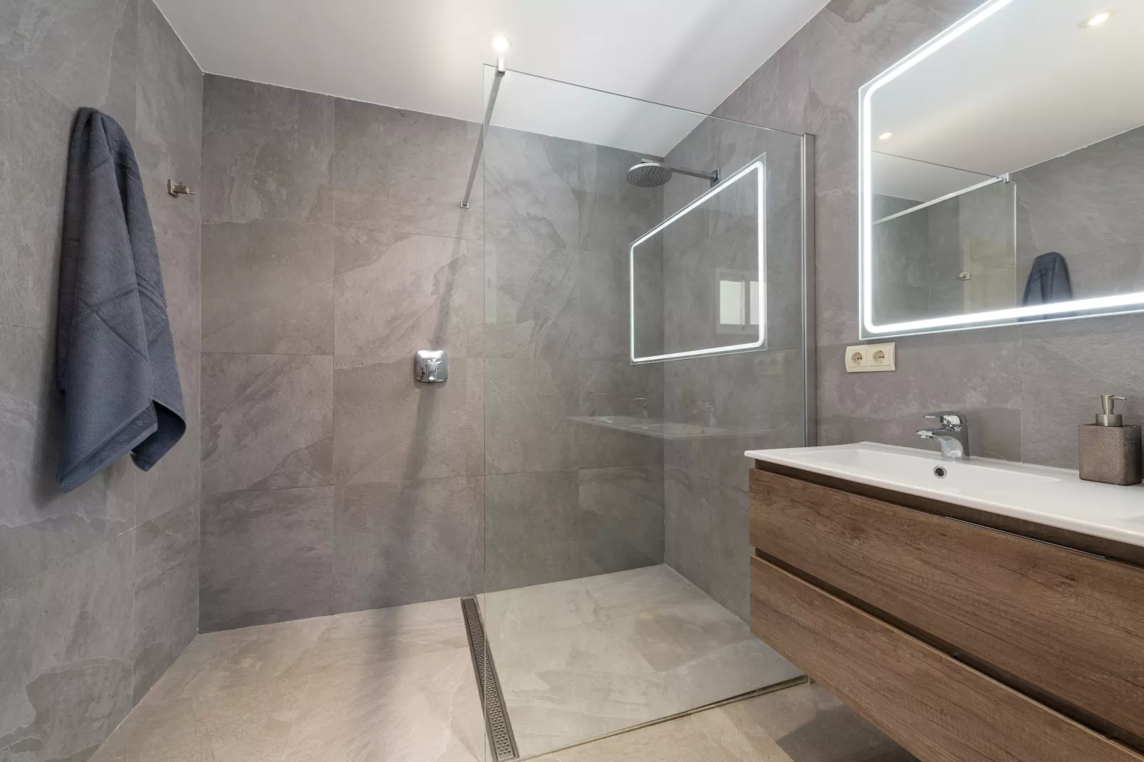 Villa Hilary-Bathroom