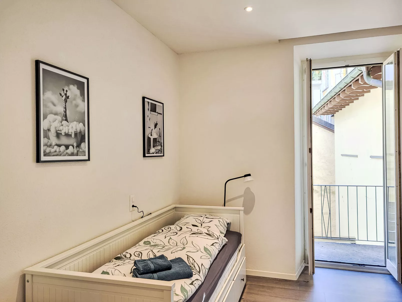 White Locarno Apt.1-Inside