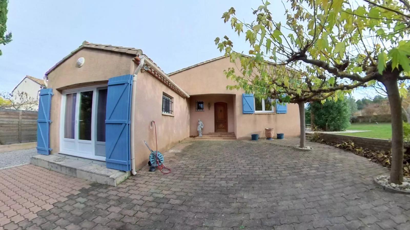 Roco Aigle-Exterior summer