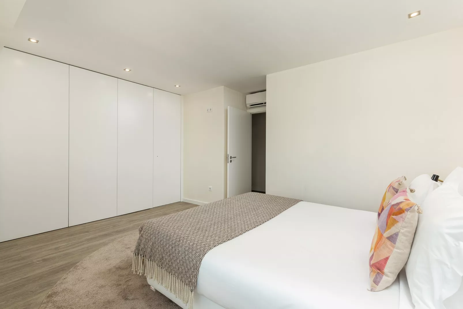 YOUROPO - Central-Bedroom
