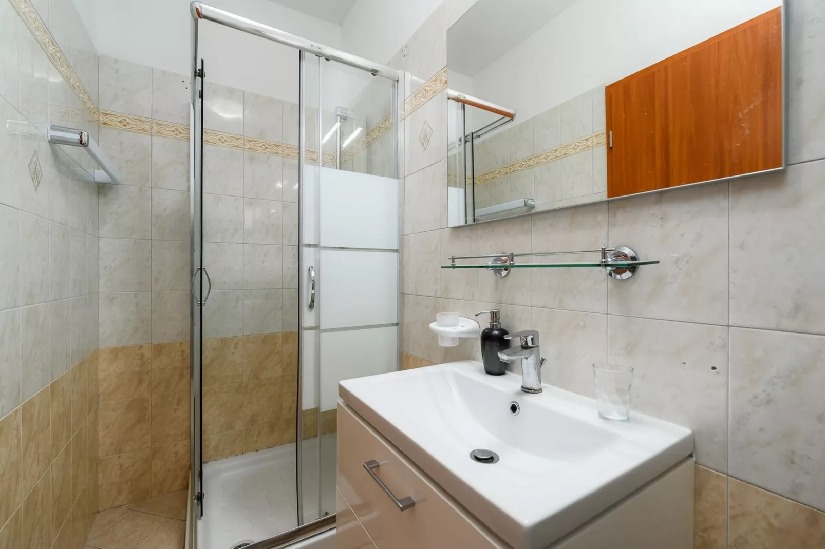 Lara 4 - Shared Pool, Sauna, Jacuzzi-Badezimmer