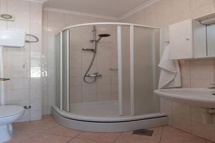 House Rašica - One Bedroom Apartment with Terrace and Sea view (3)-Bathroom
