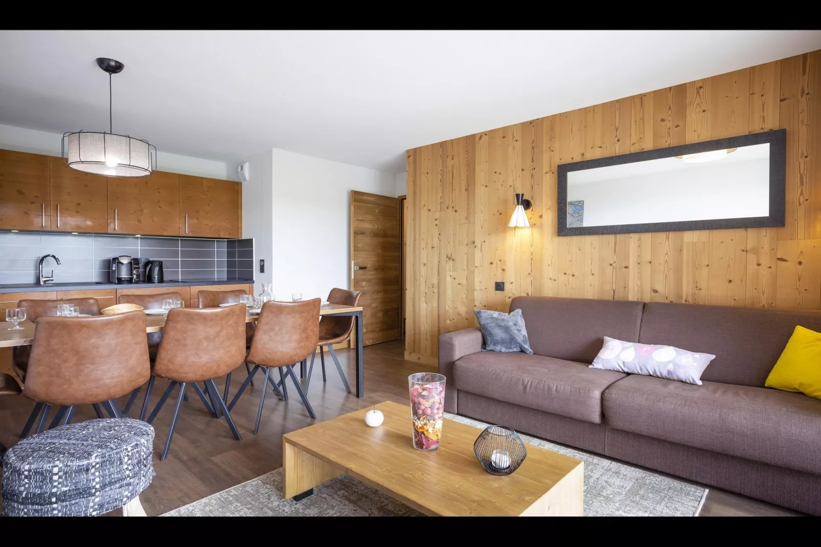 SAISIES-10PM-Living room