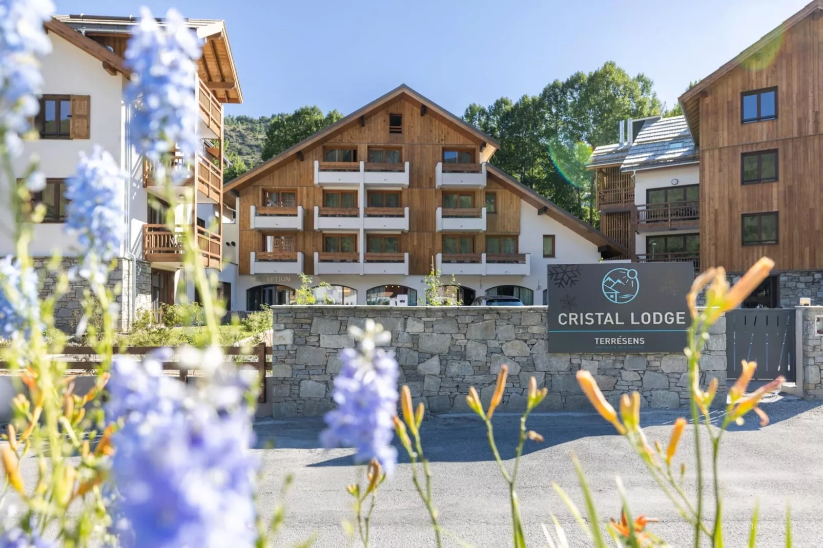 SERRE CHEVALIER Le Cristal Lodge-A40P-Außenbereich Sommer