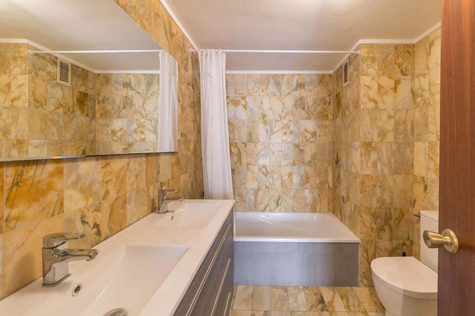 Gloria-Bathroom