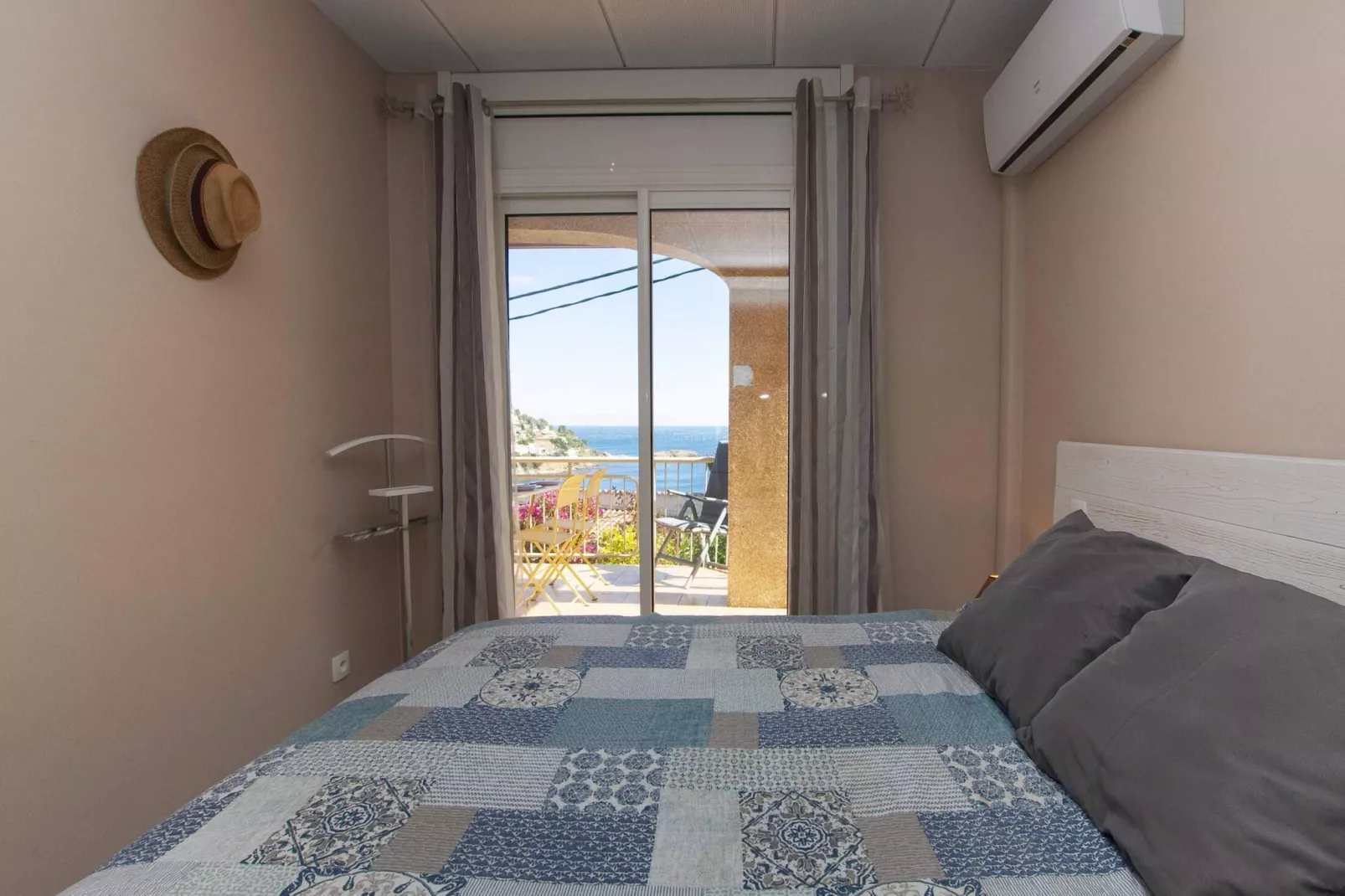 1233 VILA NEUS con piscina-Bedroom