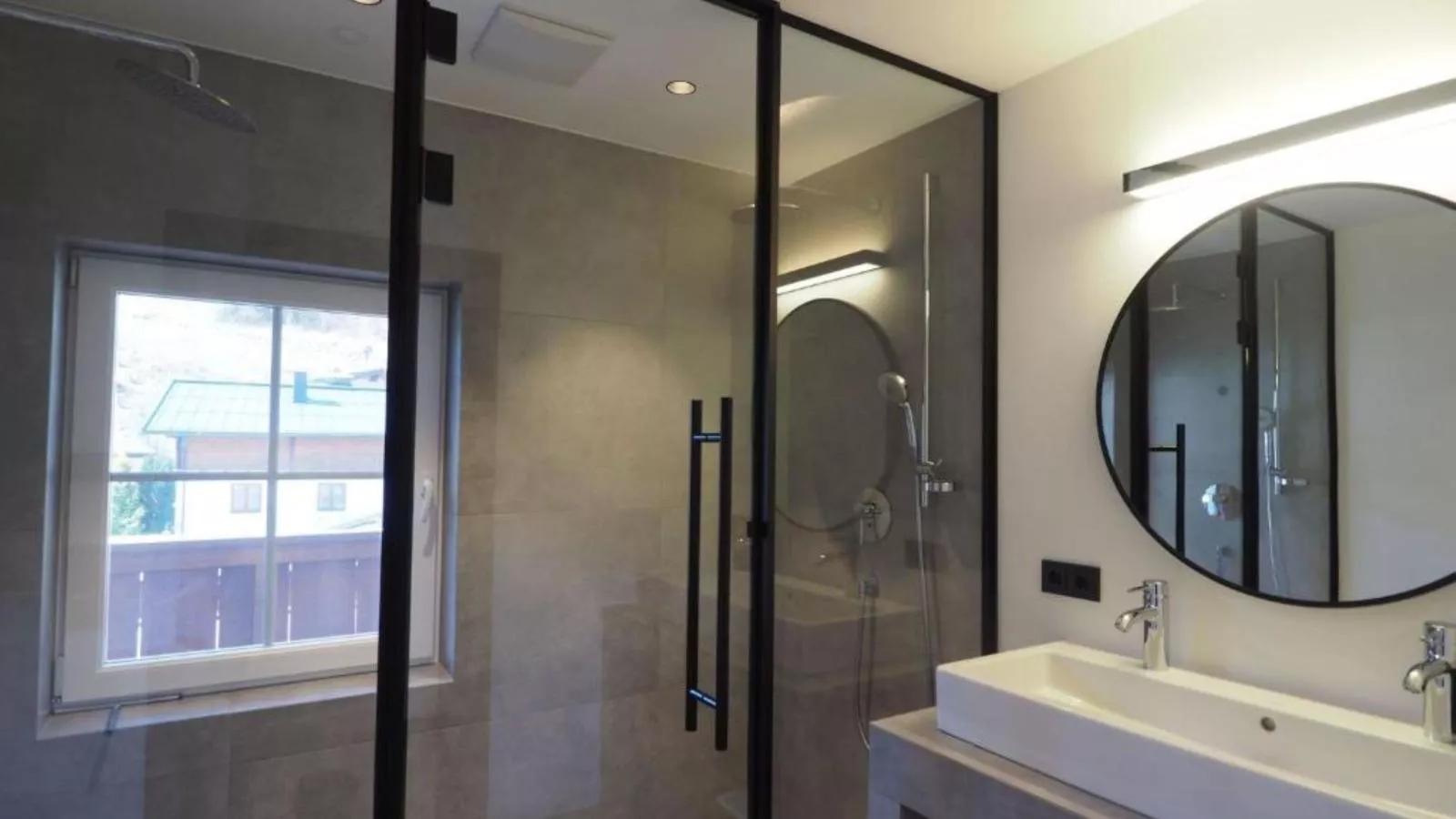 Leni Top 3-Bathroom