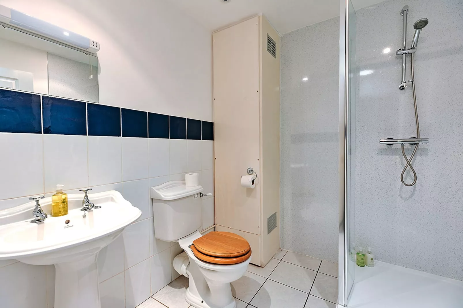 Netley Hall - Rose-Bathroom