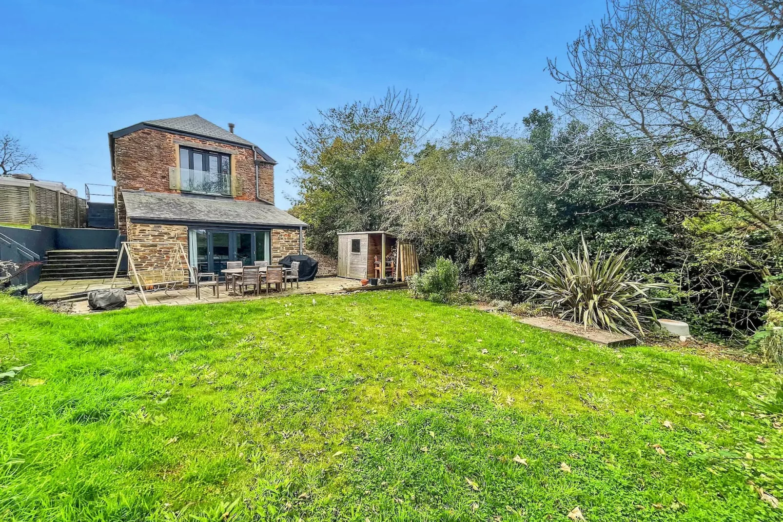 Wiggle Barn, Kingsand-Gardens summer