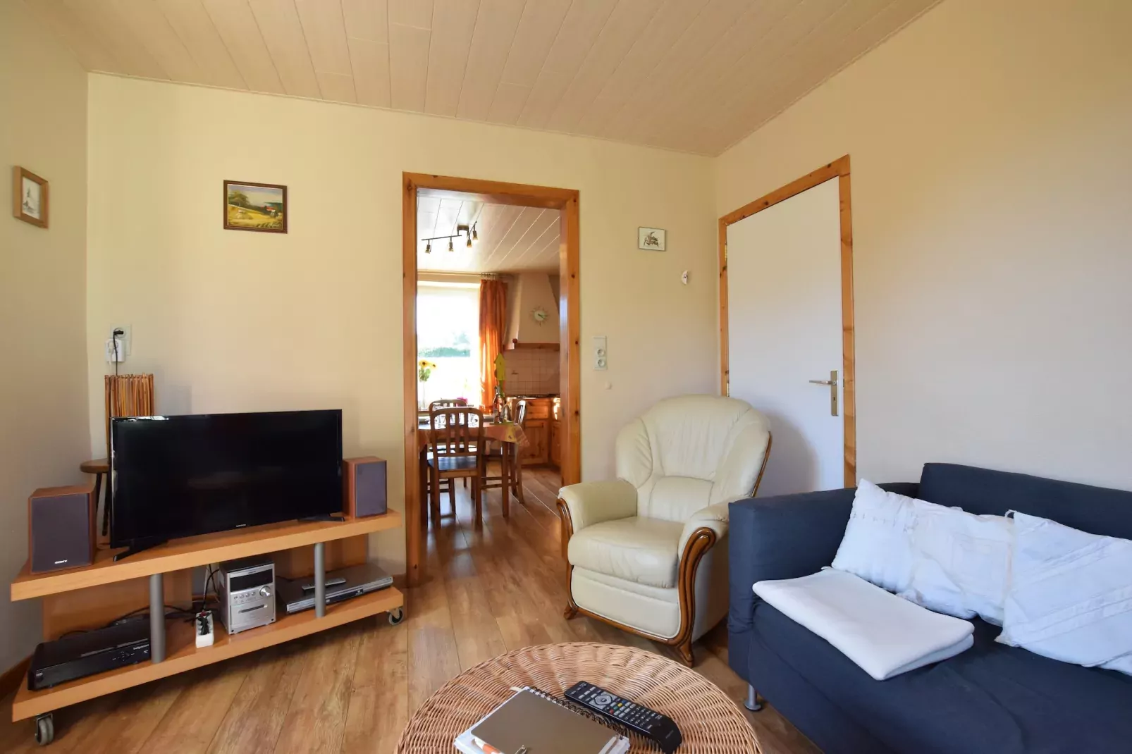 Le Simplement 2-Living room