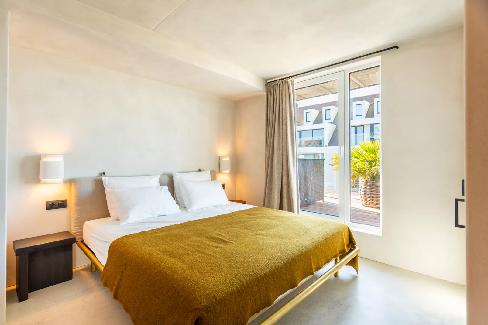 Spring Sun 81-Chambre