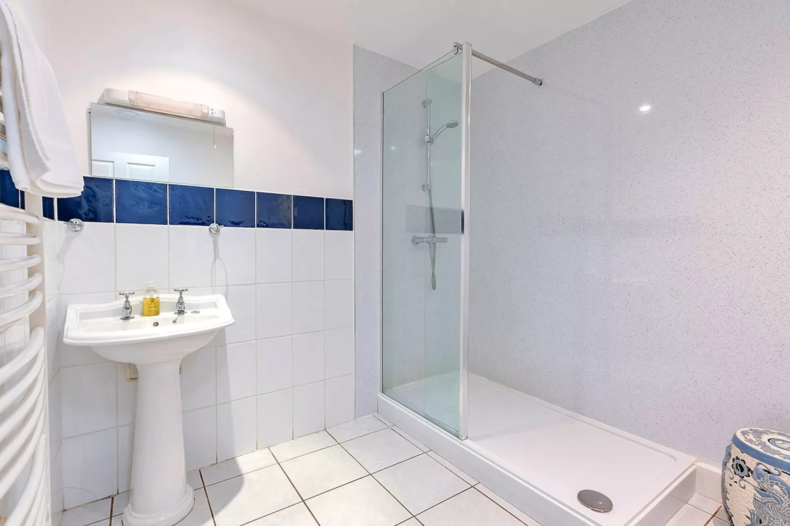 Netley Hall - Peach Tree-Bathroom