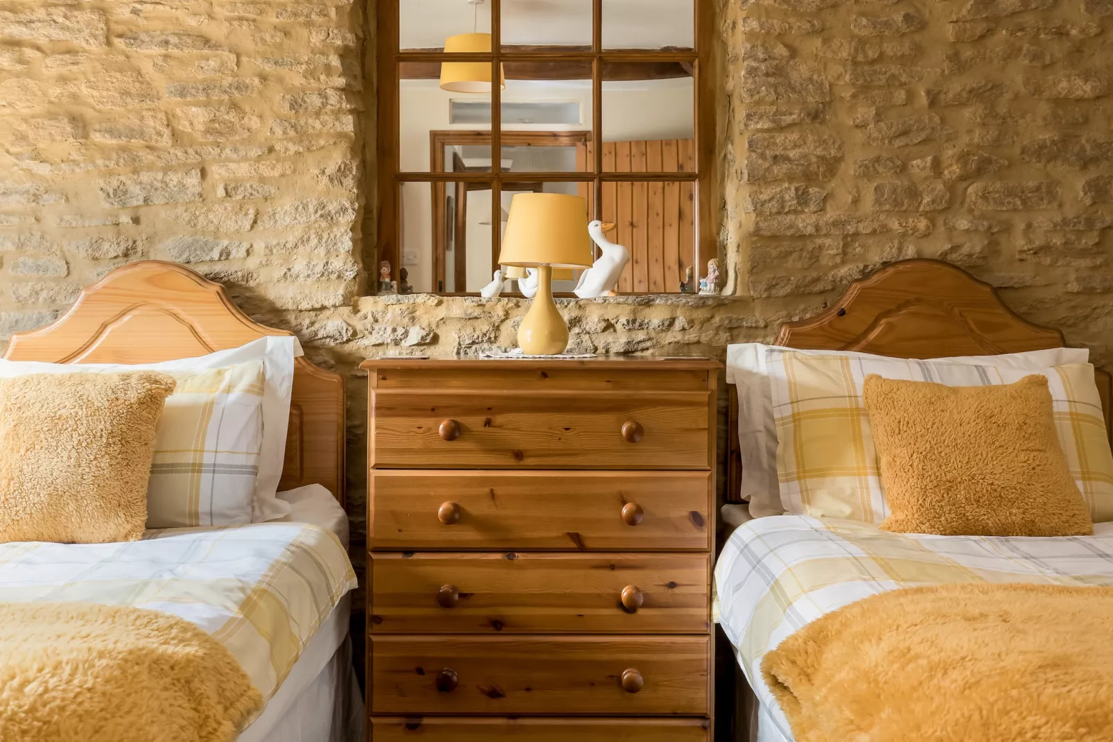 Fives Court Cottage-Bedroom