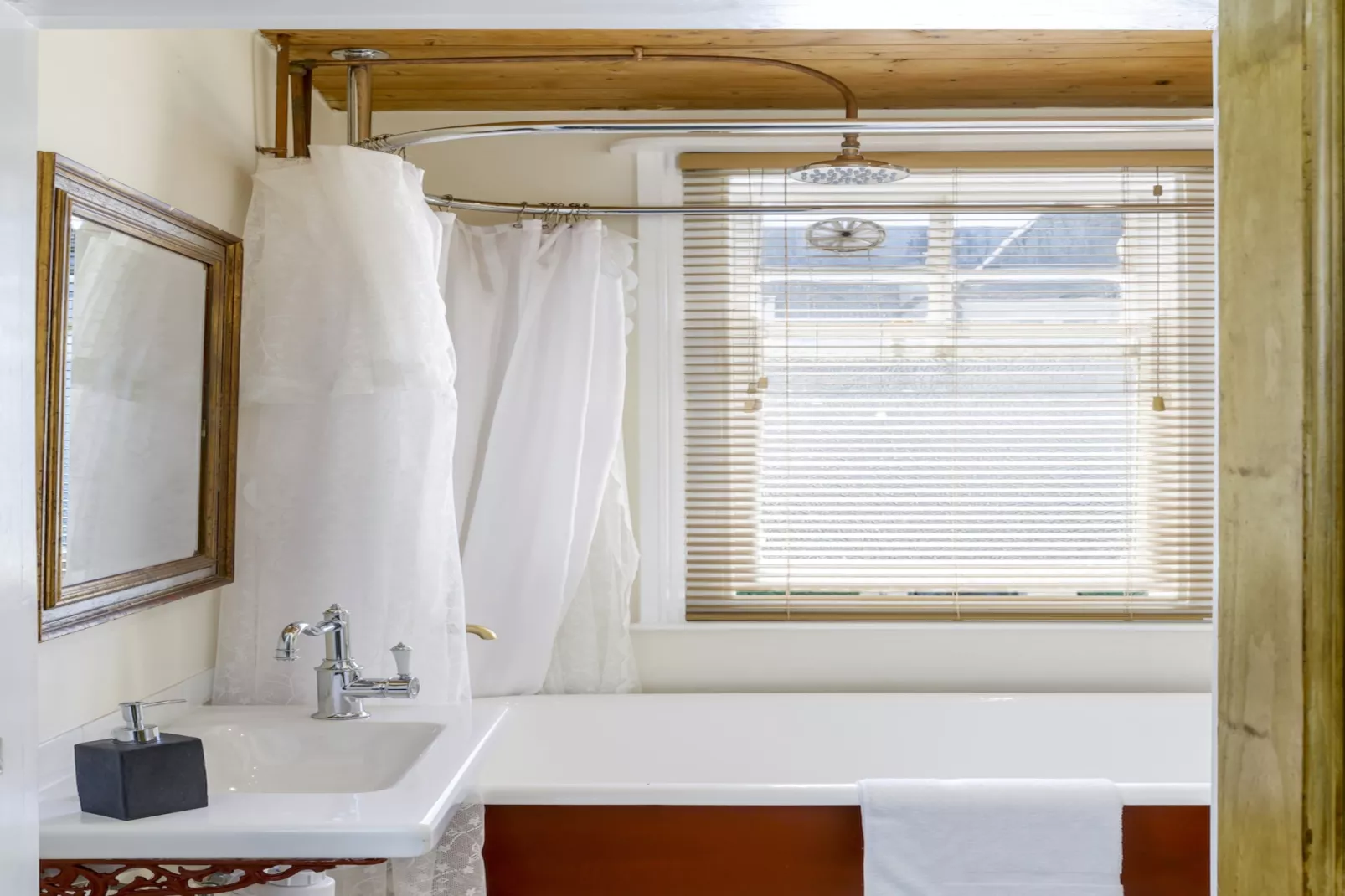 Pittodrie Guest House - Room 1-Bathroom