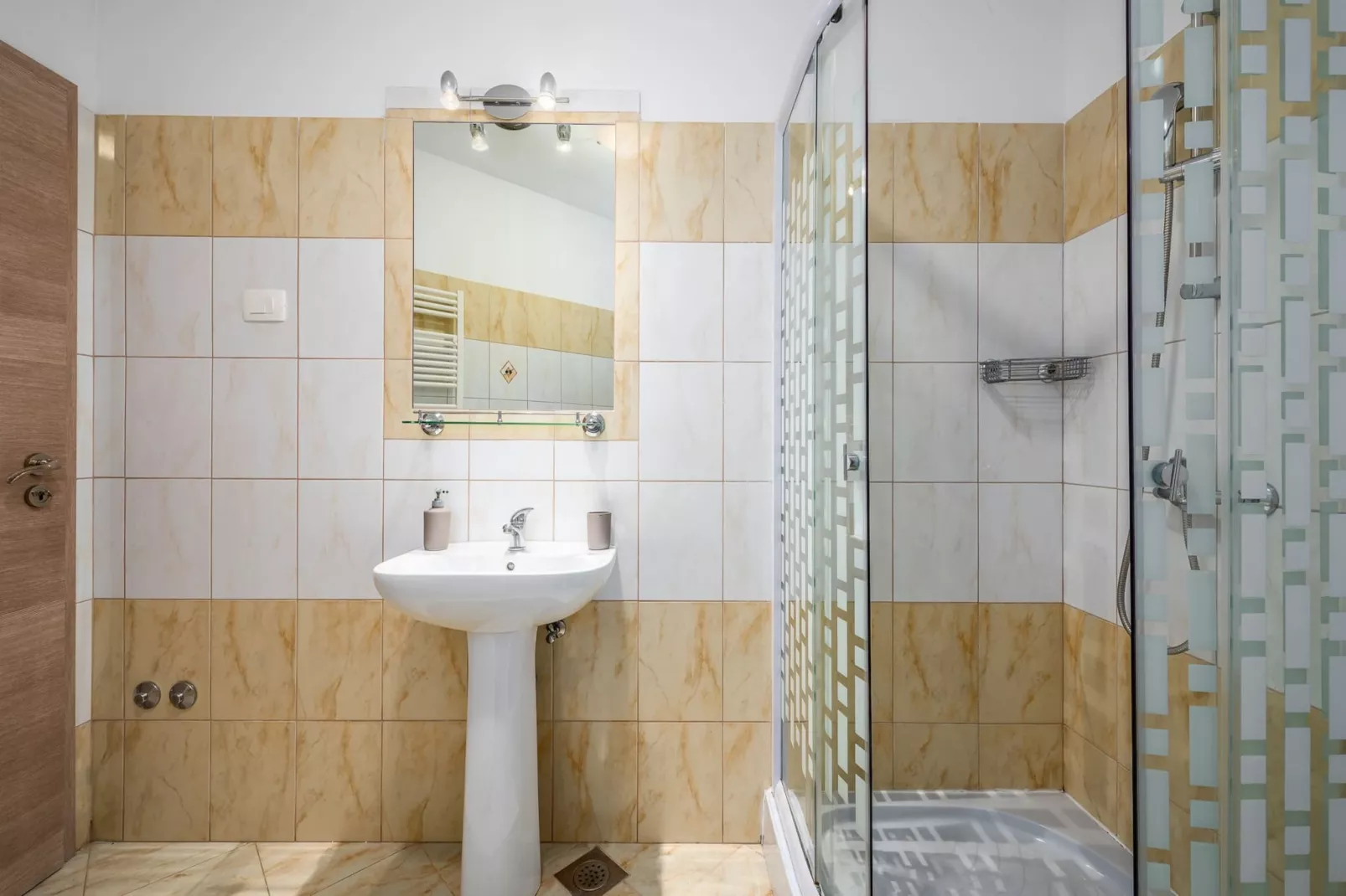 Lara 7 - Shared Pool, Sauna, Jacuzzi-Badezimmer