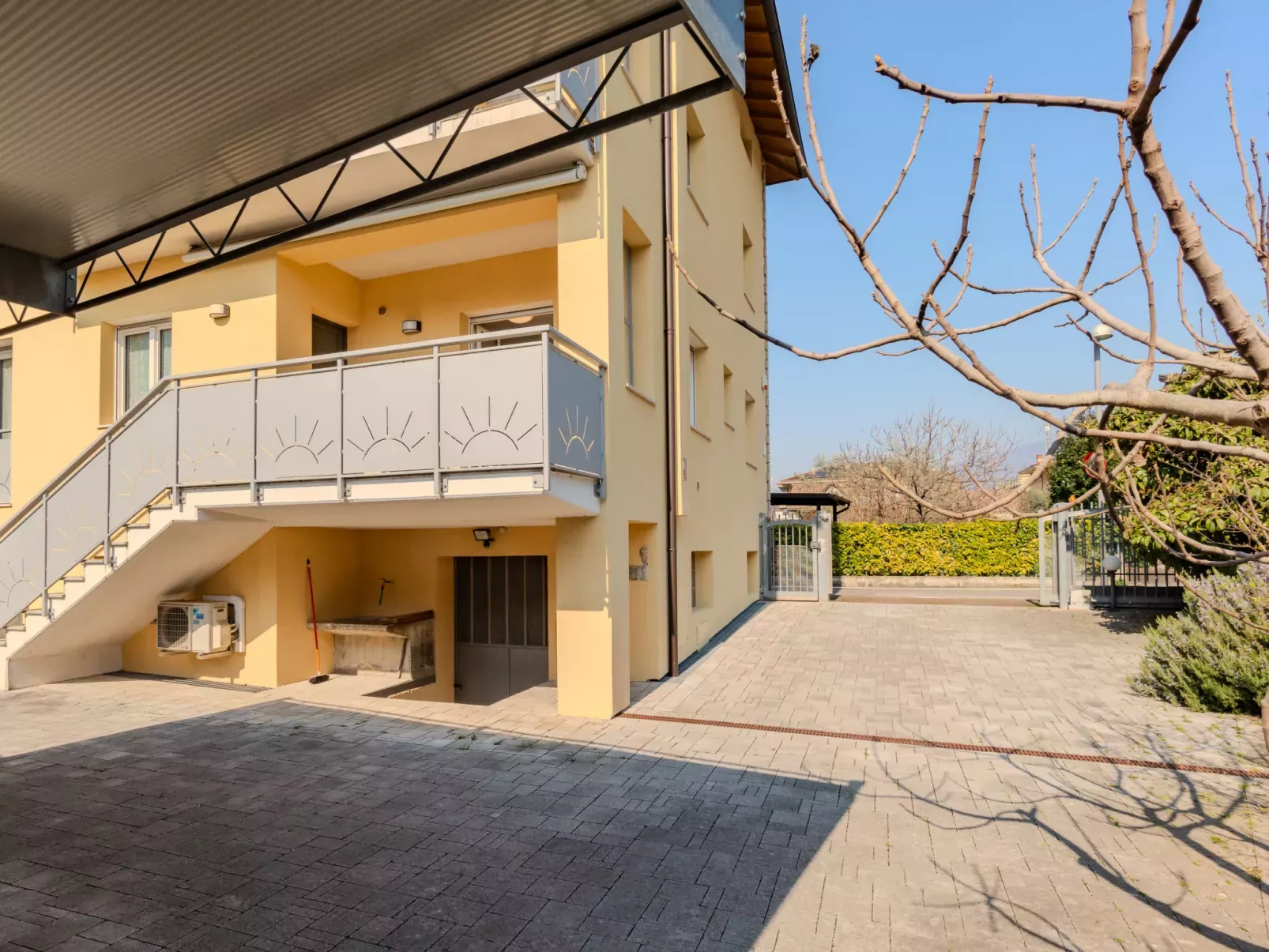 Calicantus - Nespolo-Outside