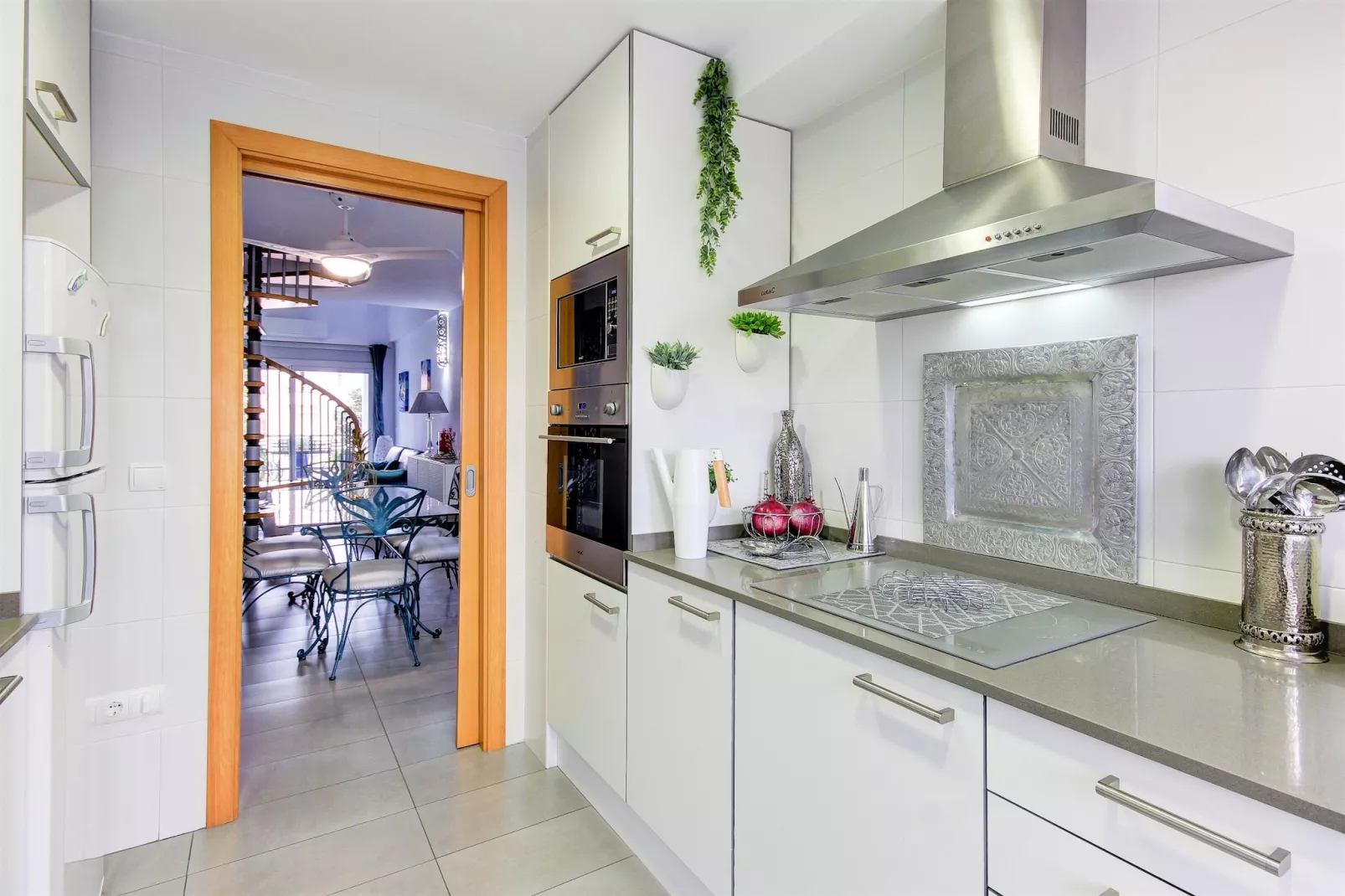EUGENI D'ORS 3 1 Roses-Kitchen