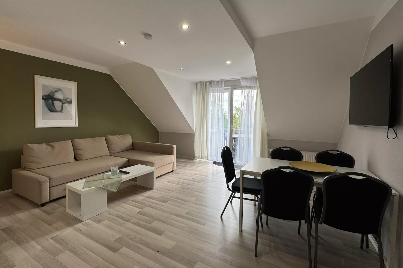 4 Personen App-Salon