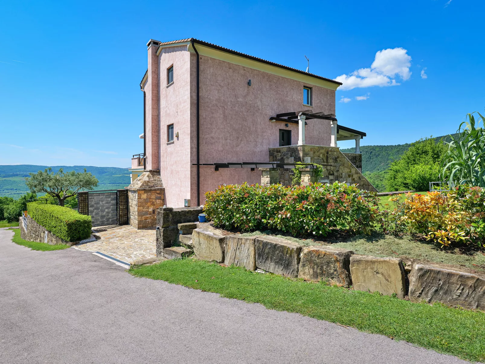 Villa Over the Hilltop-Draußen