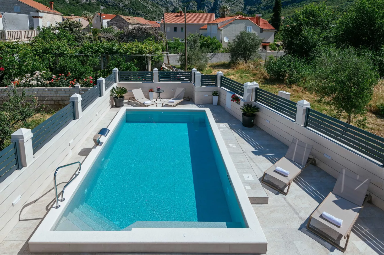 Apartments Azzurro- One Bedroom Apartment with Terrace and Hot Tub ( Azzurro II-gornji)-Piscine