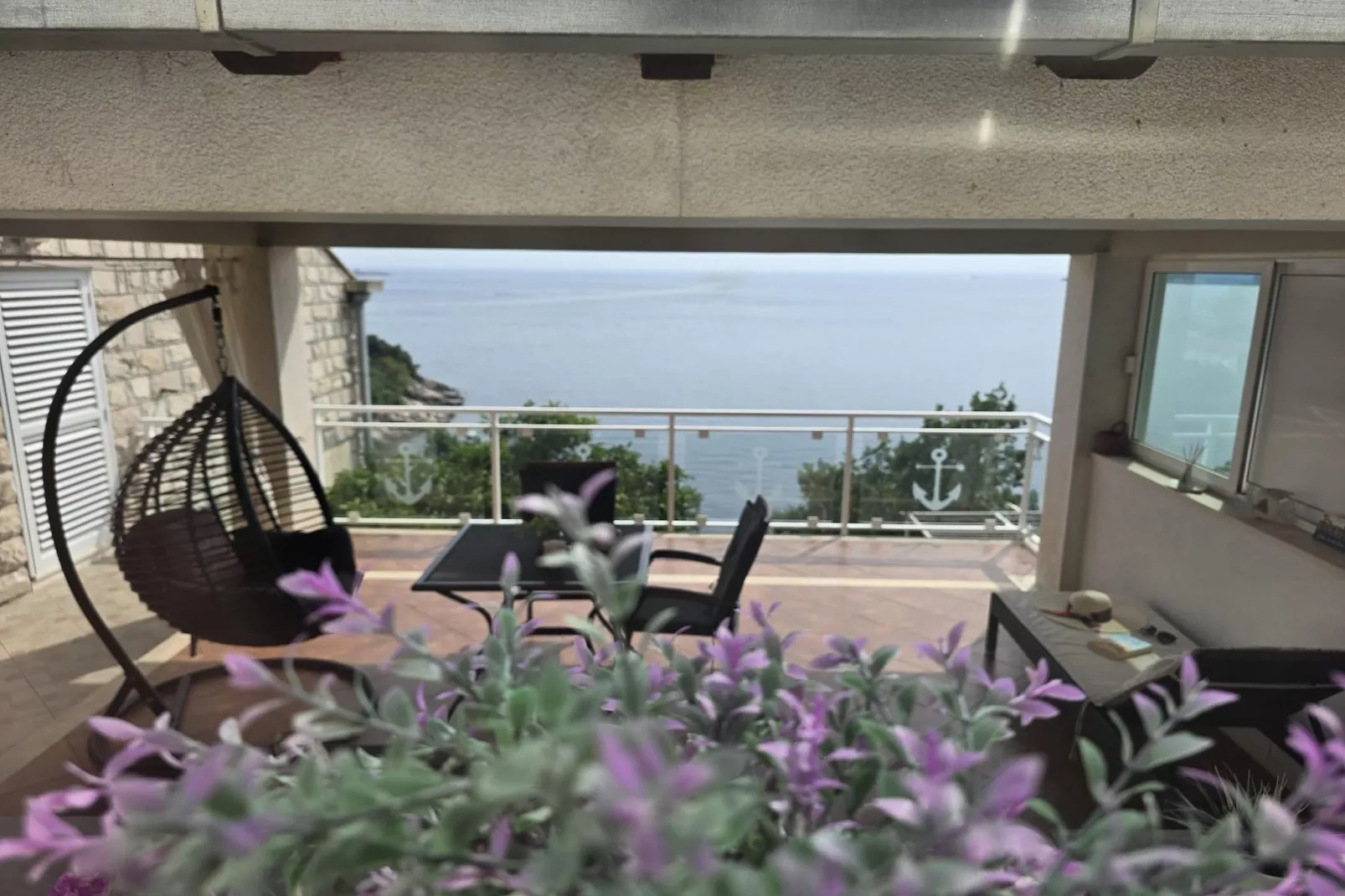 Indy's Beach Apartments- Studio Apartment with Patio and Sea View-Terrace