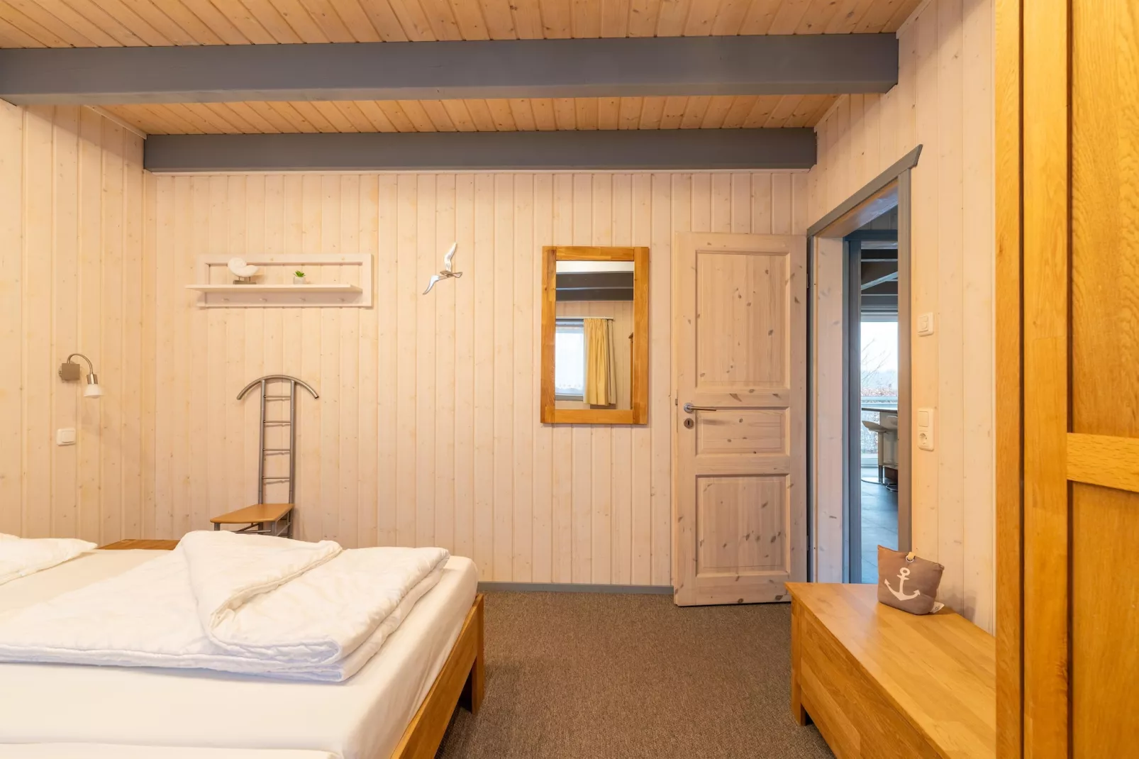 Schwan 290-Bedroom