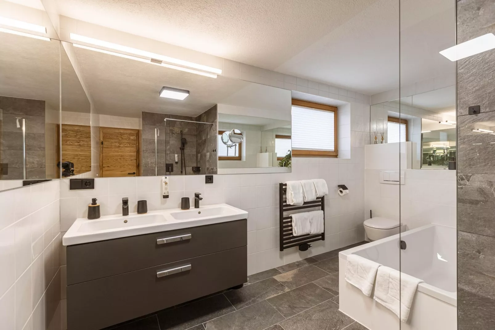 Zugspitz Suites Lermoos 6-Bathroom
