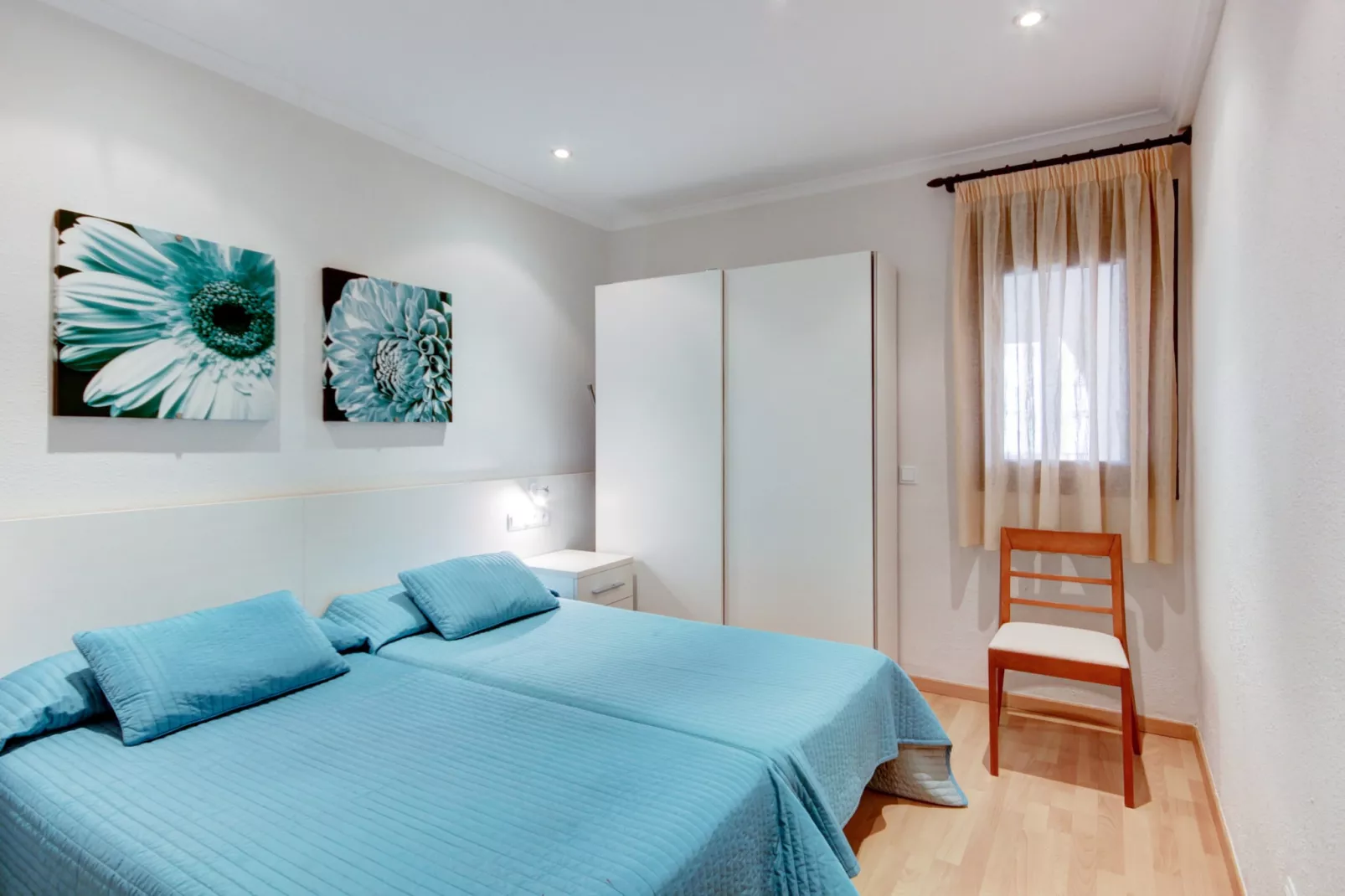 P.C. LLEVANT 3 1 Roses-Bedroom