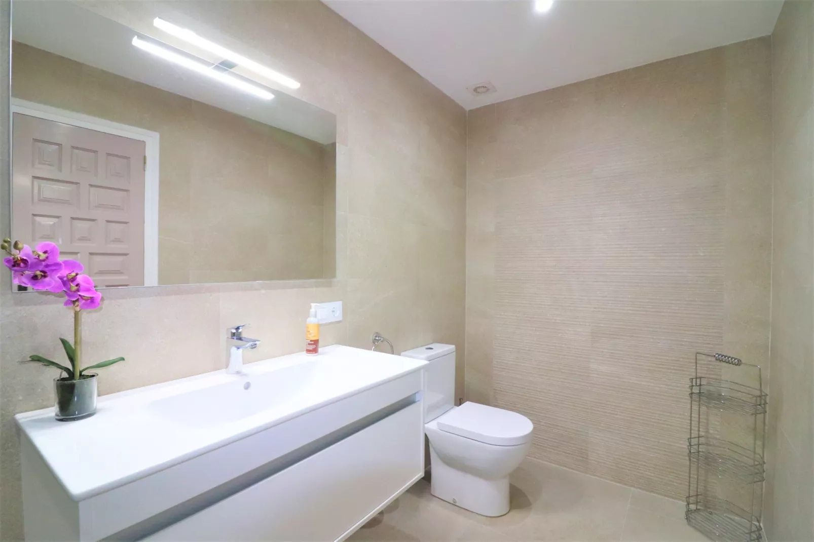 DULCE VIDA 2 B1 Roses-Bathroom