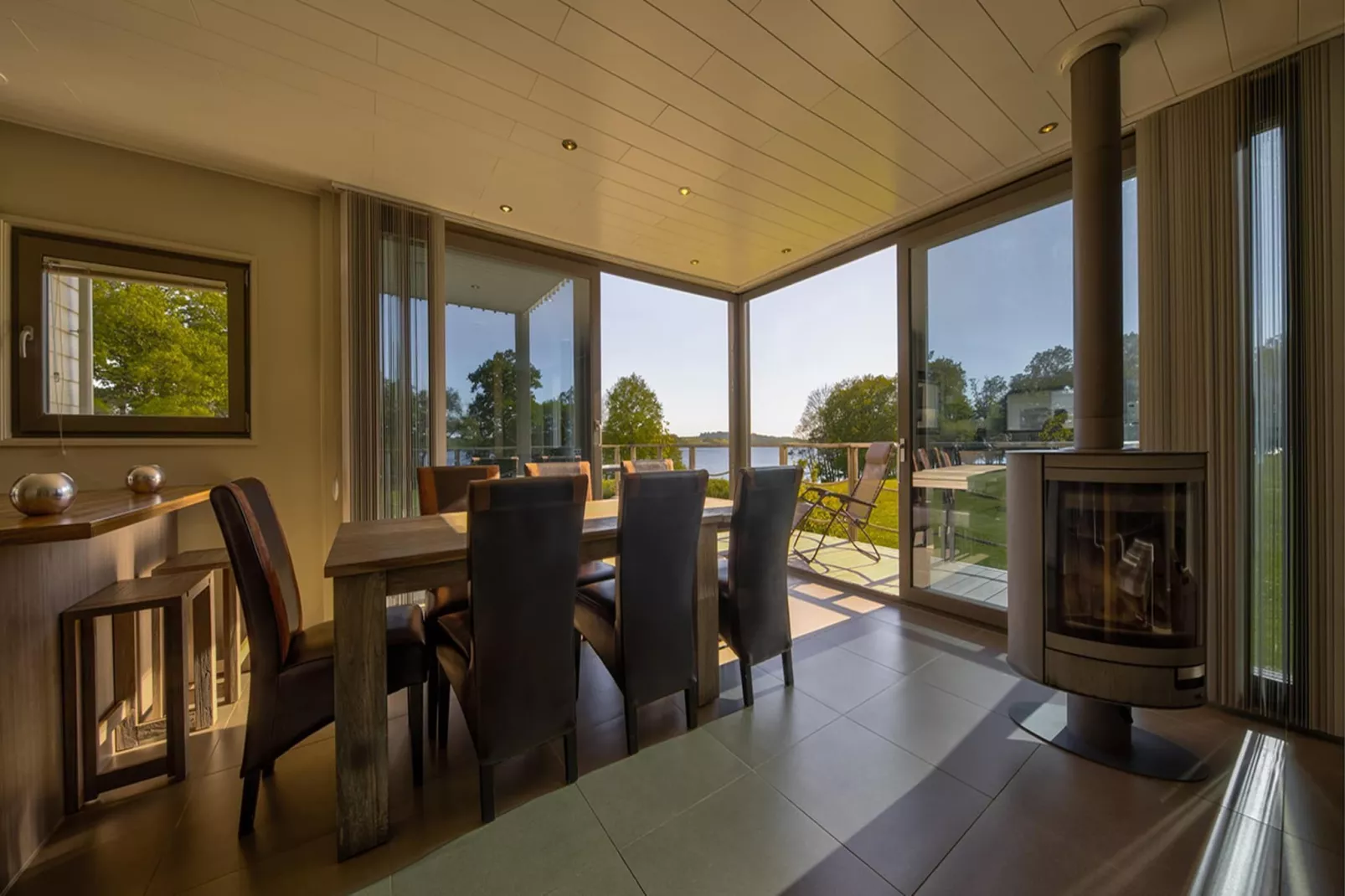 8 persons - 4 rooms 130m²-Dining room