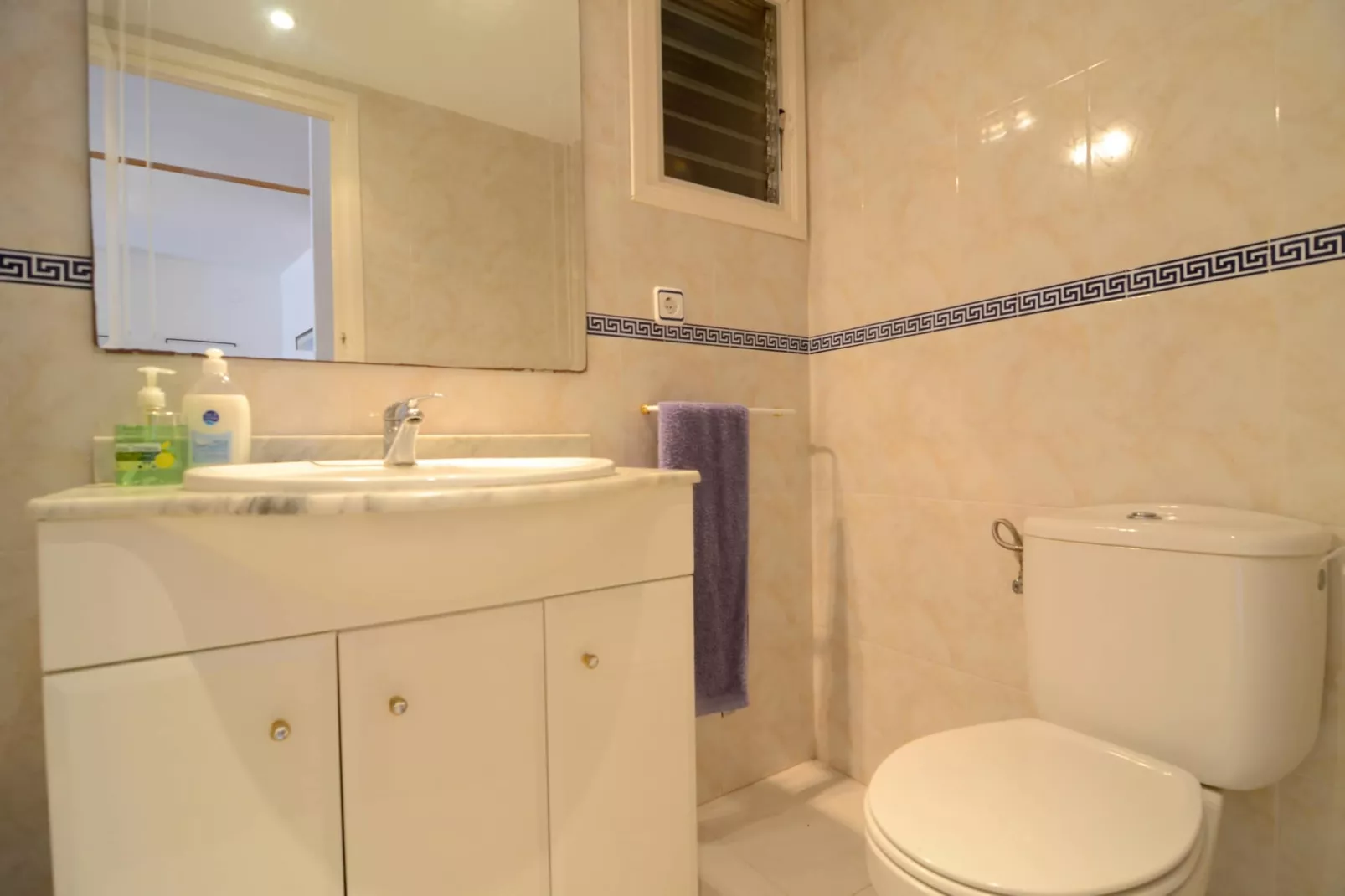 ROCAMAURA III 3-6-Bathroom
