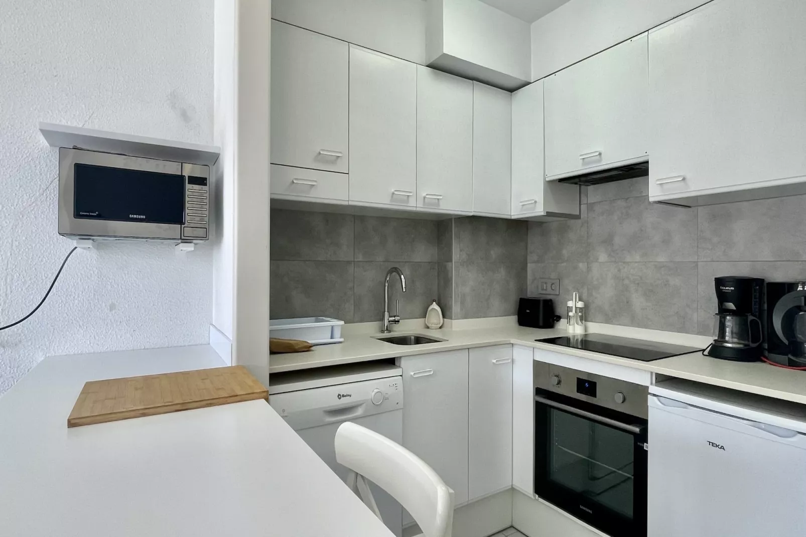 MANUREVA VIII BX-A-Kitchen