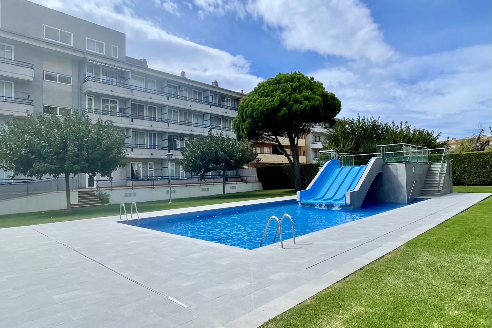 BLAU PARK 126-Pool
