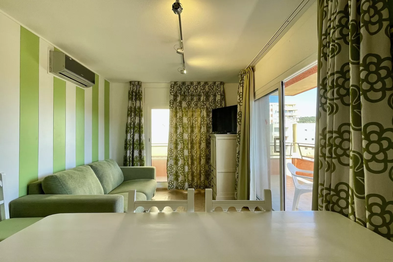 SALLES BEACH 33-Living room
