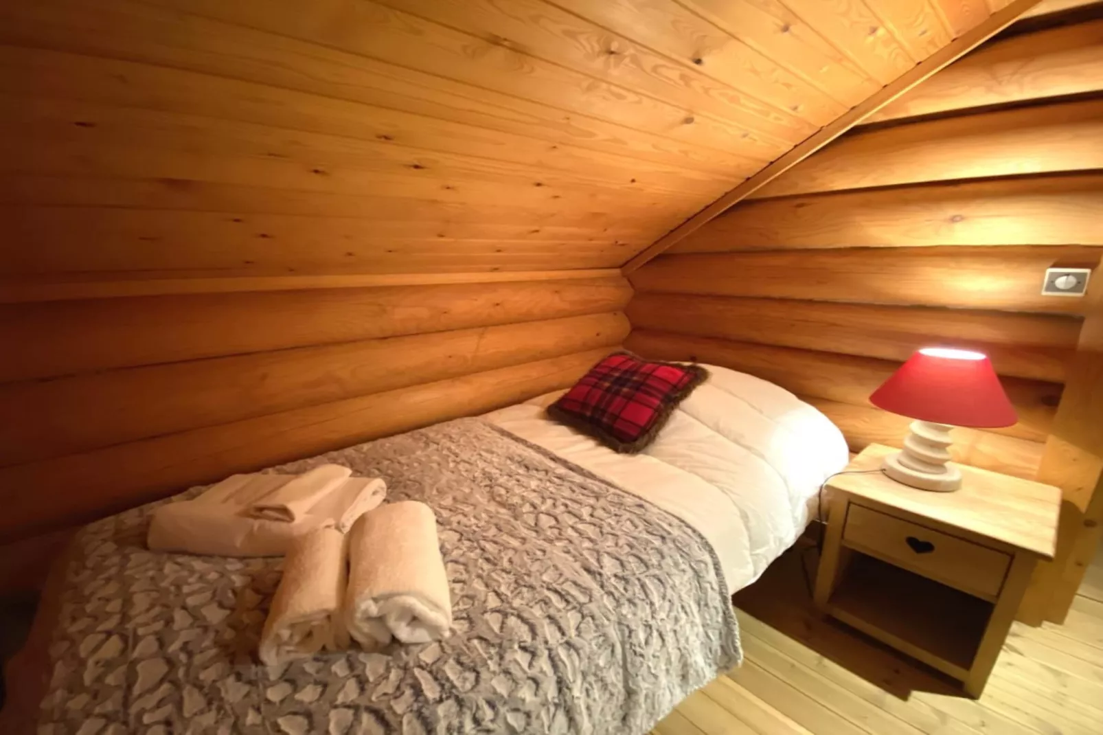 LE GRAND CERF  Chalet en rondins avec SPA Jacuzzi-Schlafzimmer