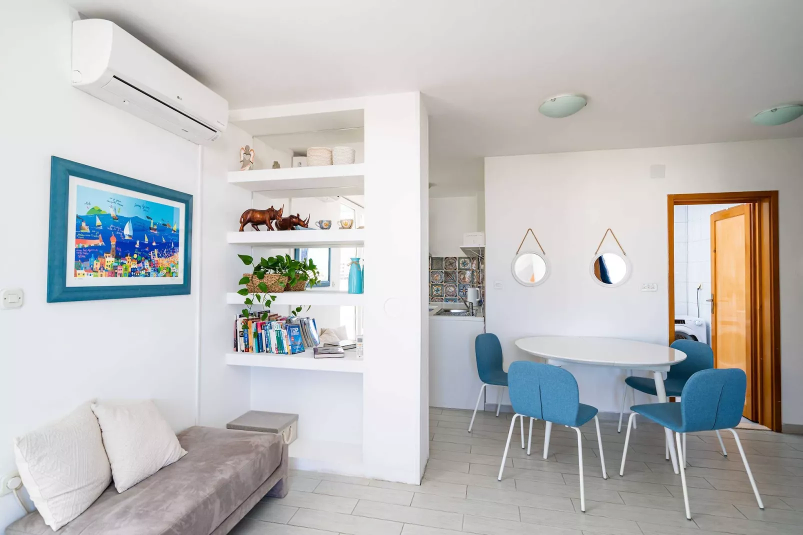Apartment Radovan - One-Bedroom Apartment with Balcony and Sea View-Esszimmer